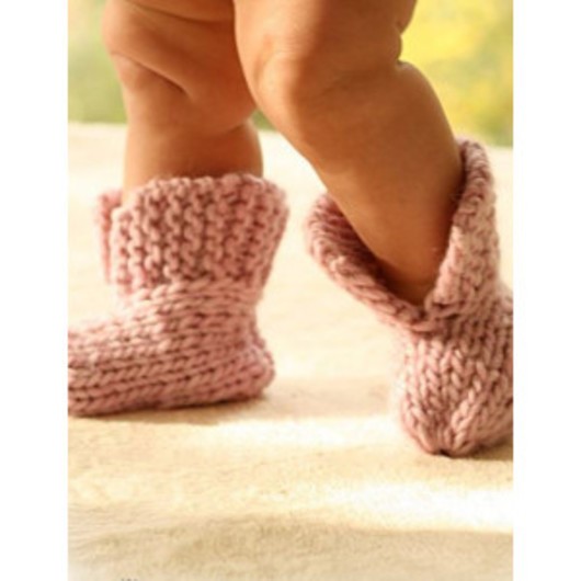 Little Peach by DROPS Design - Baby Poncho og Tofflor Stick-mönster strl. 1/3 mdr - 3/4 år