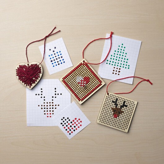 Julbroderi på träplatta av Rito Krea - Broderi DIY mönster - 10 st.