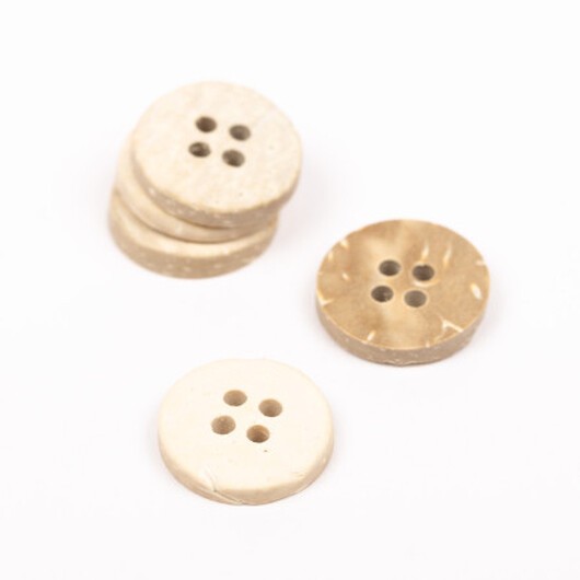 Drops Button Bleached Coconut 15mm 802 - 50 st.