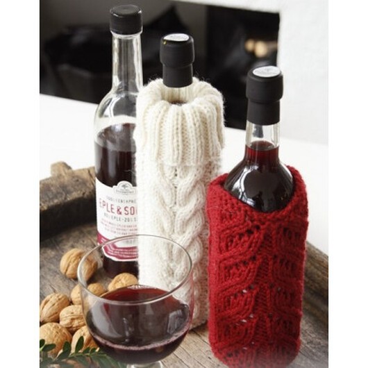 Pour on the Charm! by DROPS Design - Flasköverdrag Stickbeskrivning 0,75 l - 2 st