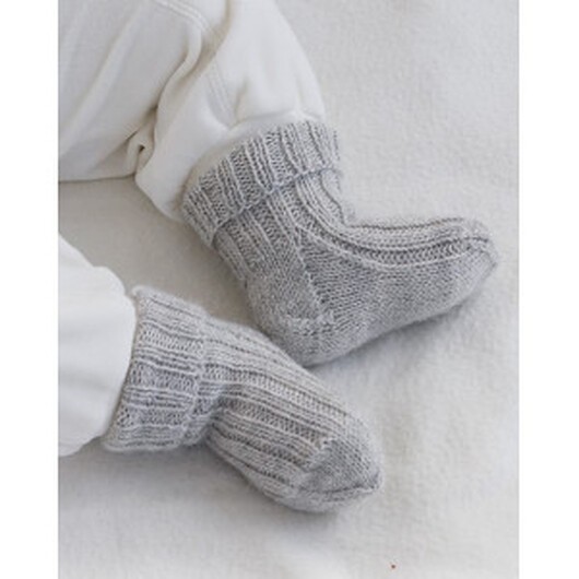 Little Pearl Socks by DROPS Design - Baby sockar Stickmönster str. 0/1 - 6/9 mdr