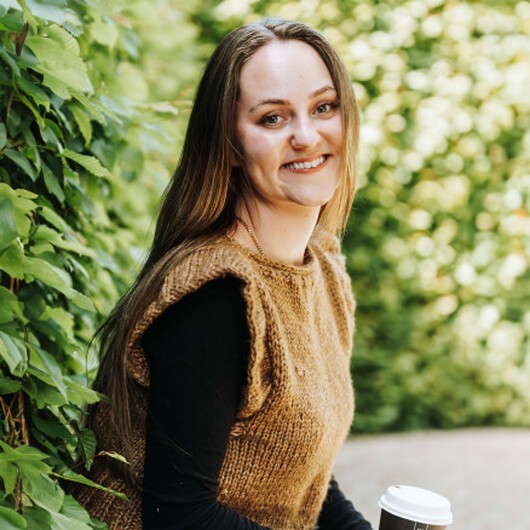 Daisy Väst av Rito Krea  -  Väst Stickmönster storlek S-XL