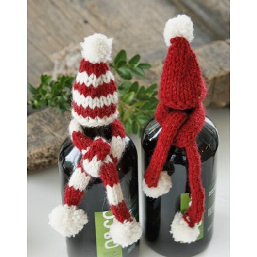 North Pole Pals by DROPS Design - Julpynt Mössa og Halsduk till flaska Stickbeskrivning