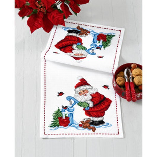 Â Permin Broderikit Julkalender Nisse med brunn 27x64cm