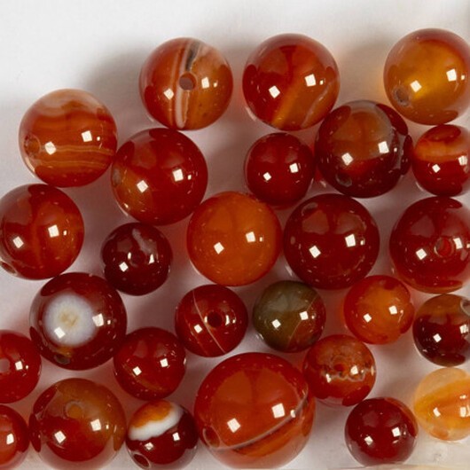 Pärlor av agatsten, Dia. 6+8+10 mm, Hålstl. 0,9-1 mm, ca. 28 st., bränd orange, röd, 28 st./ 1 förp.