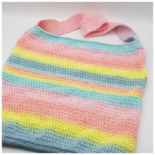 Regnbågsväska med enkelt handtag av Rito Krea - väska virkmönster 36x65cm