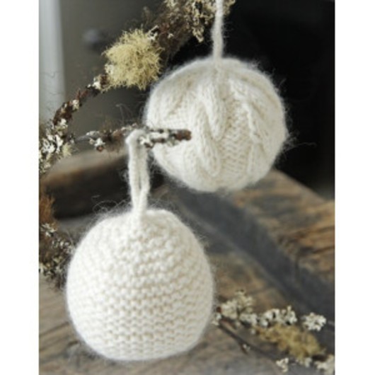 Let it Snow by DROPS Design - Julkulor Julpynt Stickbeskrivning 8 cm