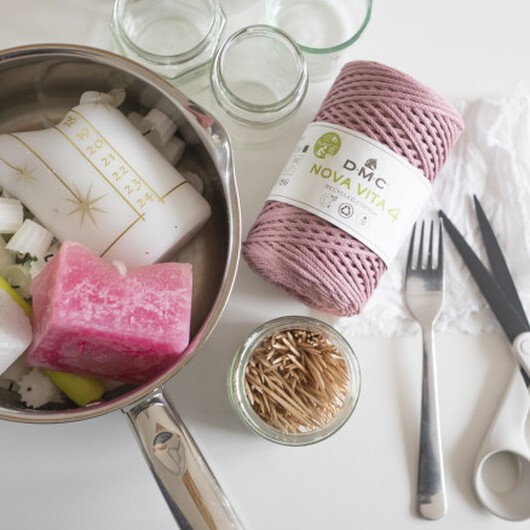 Hållbara ljus gjorda av överblivna stearinljus av Rito Krea - Candle DIY Guide