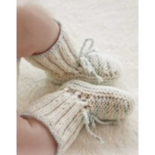 First Impression Booties by DROPS Design - Baby Tofflor Stick-mönster strl. prematur - 3/4 år