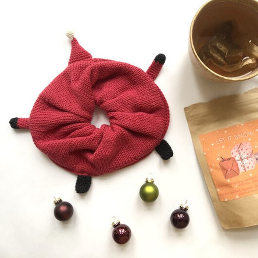 Twisted Santa Scrunchie av Rito Krea - Scrunchie stick- och virkmönster