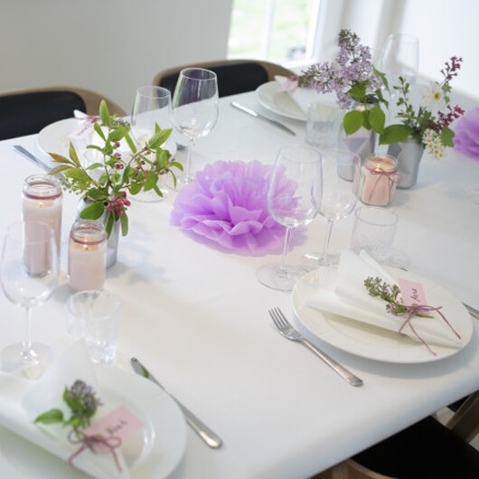 Återvinningsfokuserad dukning i rosa tema av Rito Krea - DIY-guide för bordsdekoration