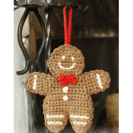 Gingy by DROPS Design - Pepparkaksgubbe Julpynt Virk-mönster 15x14 cm  - Gingy by DROPS Design