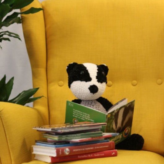 Läsgrävling av Rito Krea - Gosedjur Virkmönster 50 cm