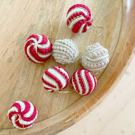 Yndlingsjulekuglen 2022 by Milla Billa - Garnpaket till virkad julgranskula storlek 5,5 cm Ø