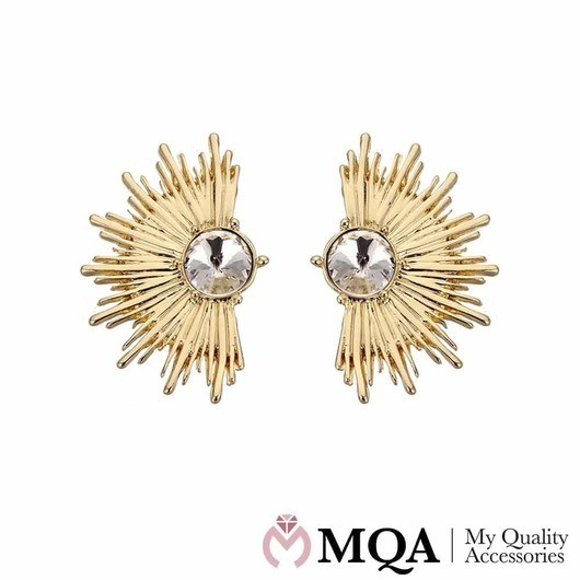 Ãronpinnar med solstrålar och stor sten