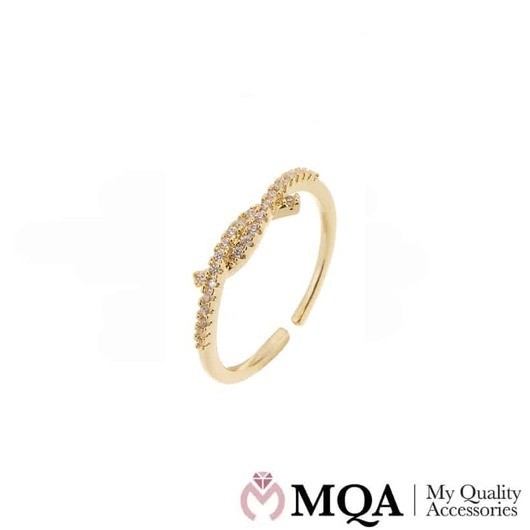 Ring, guldfärgade böjda med vackra stenar