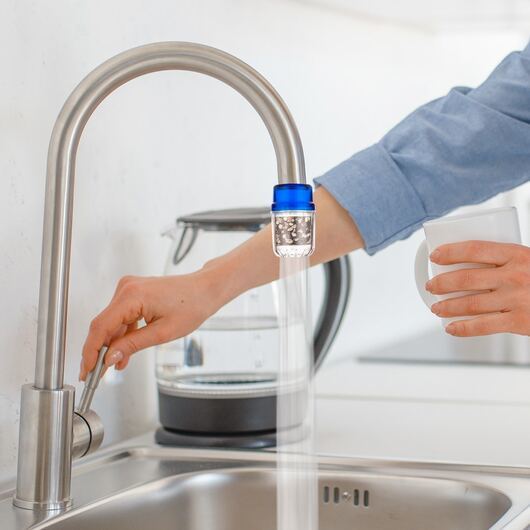 Vattenfilter med aktivt kol för kranen (tar bort orenheter i vattnet)