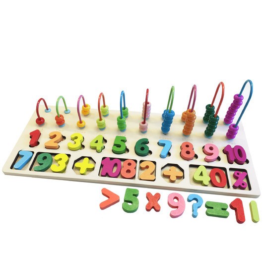 Träskiva med siffror och små ringar räkna och matcha siffror