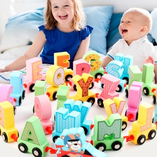 Alfabetståg med siffror i trä