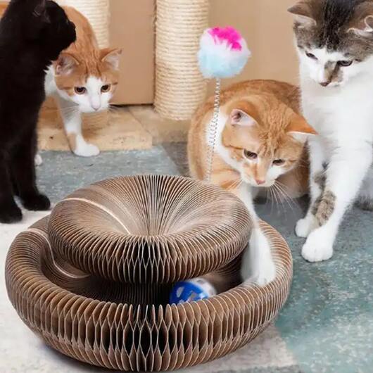 Klösbräda för katter med inbyggd boll