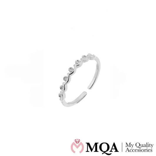 Ring, silverfärgade med en rad fina stenar