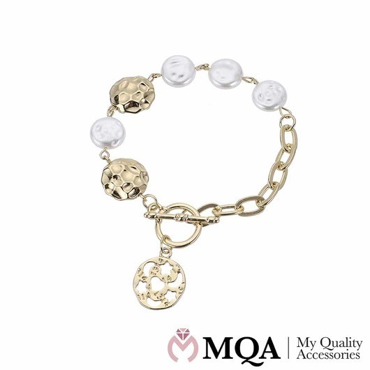Armband, guldfärgat med pärlor, skivor och fint hänge